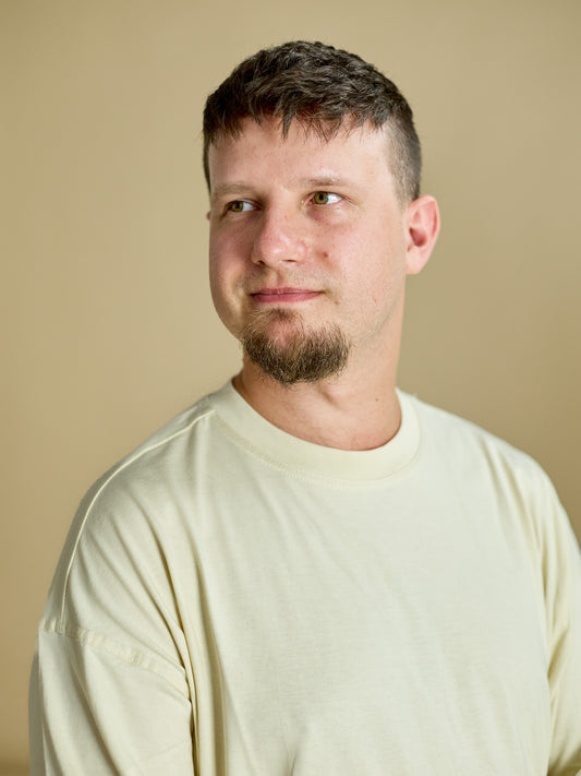 Tupee (ruskeat ja tummat hiukset)